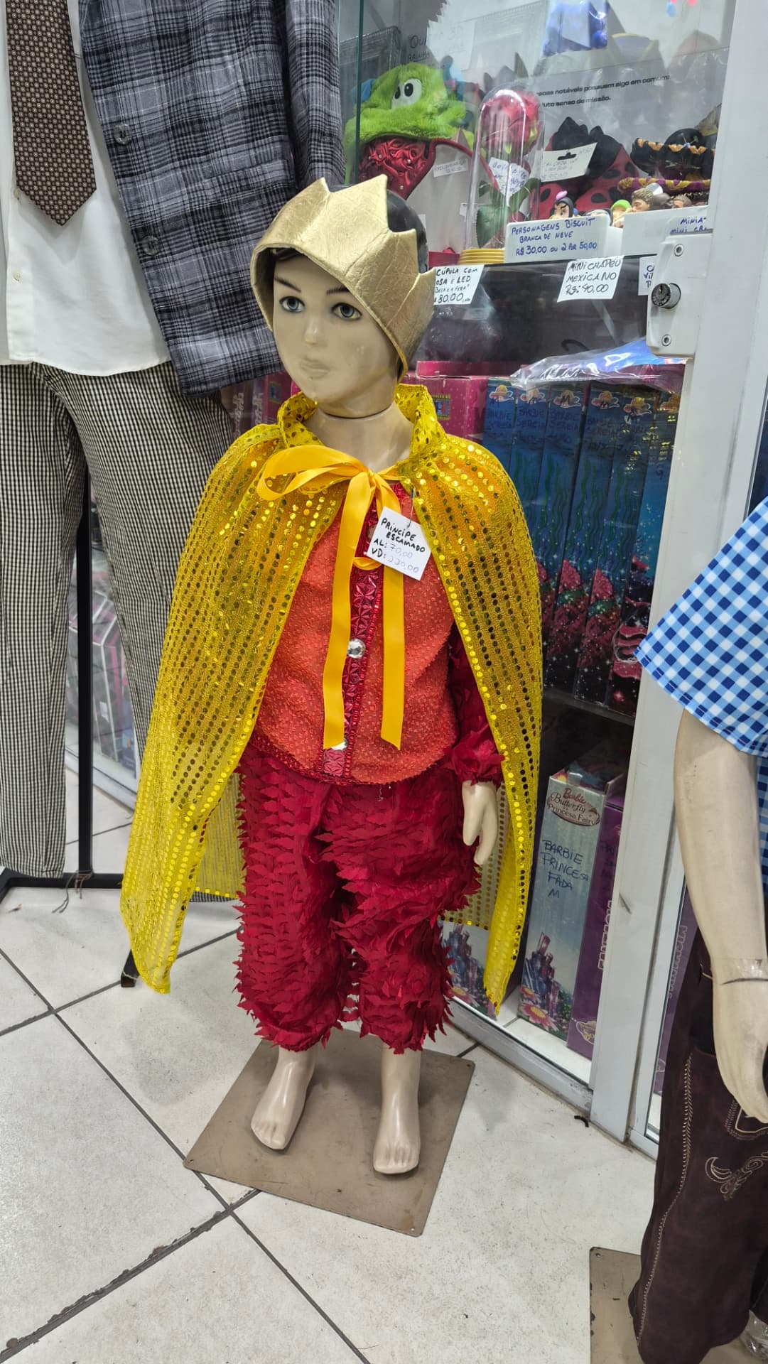 Fantasia infantil de príncipe com capa dourada e coroa