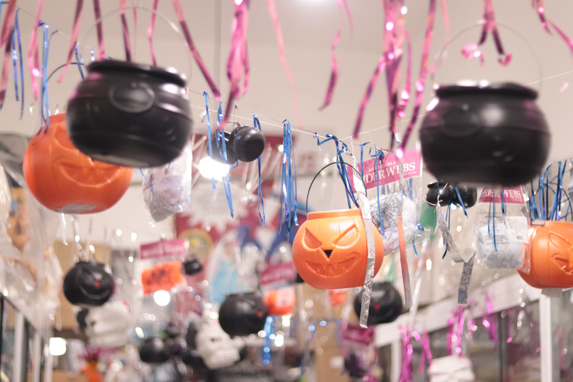 Decoração de Halloween com caldeirões e baldes de abóbora na loja