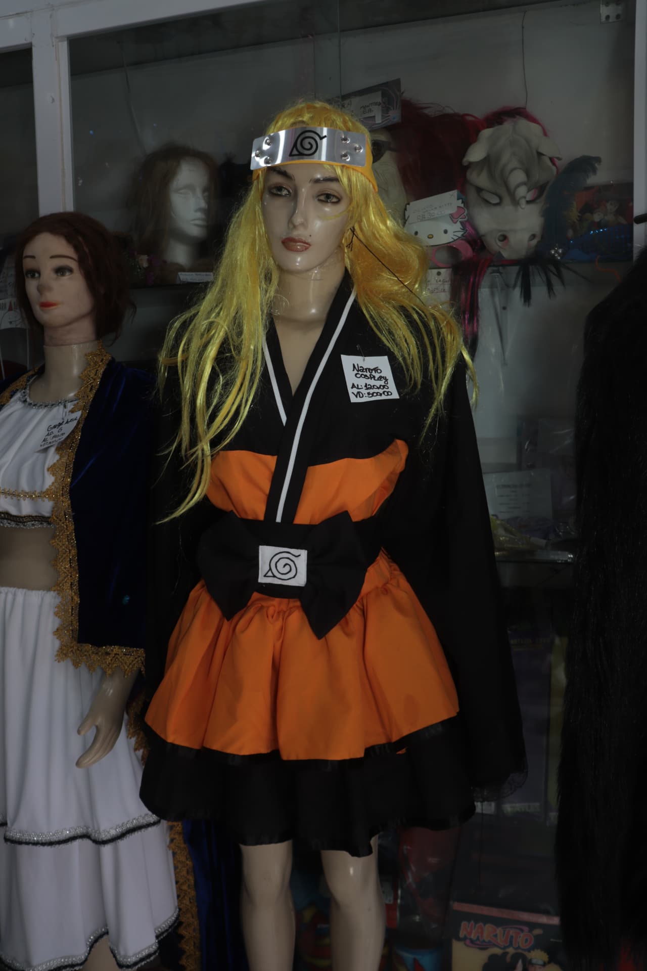 Fantasia cosplay de Naruto com peruca loira e bandana ninja