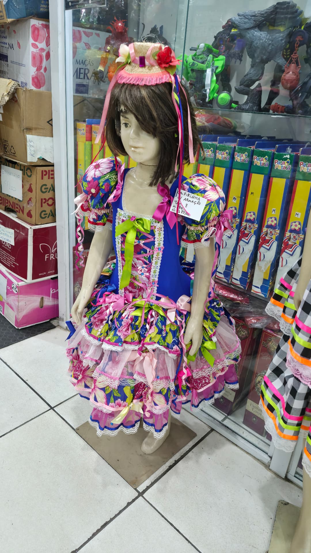Vestido infantil de festa junina azul e rosa com chapéu de palha
