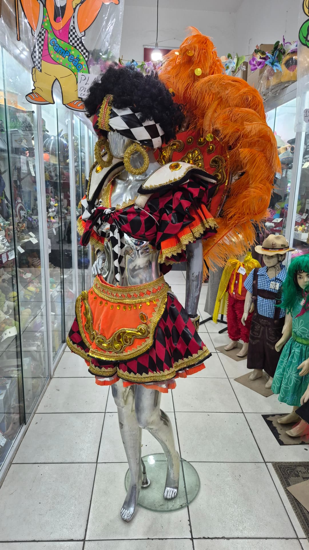 Fantasia de carnaval arlequim com plumas laranja e detalhes dourados