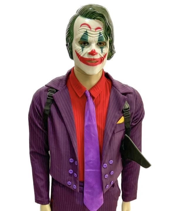 Fantasia do Coringa com máscara, terno roxo listrado e gravata