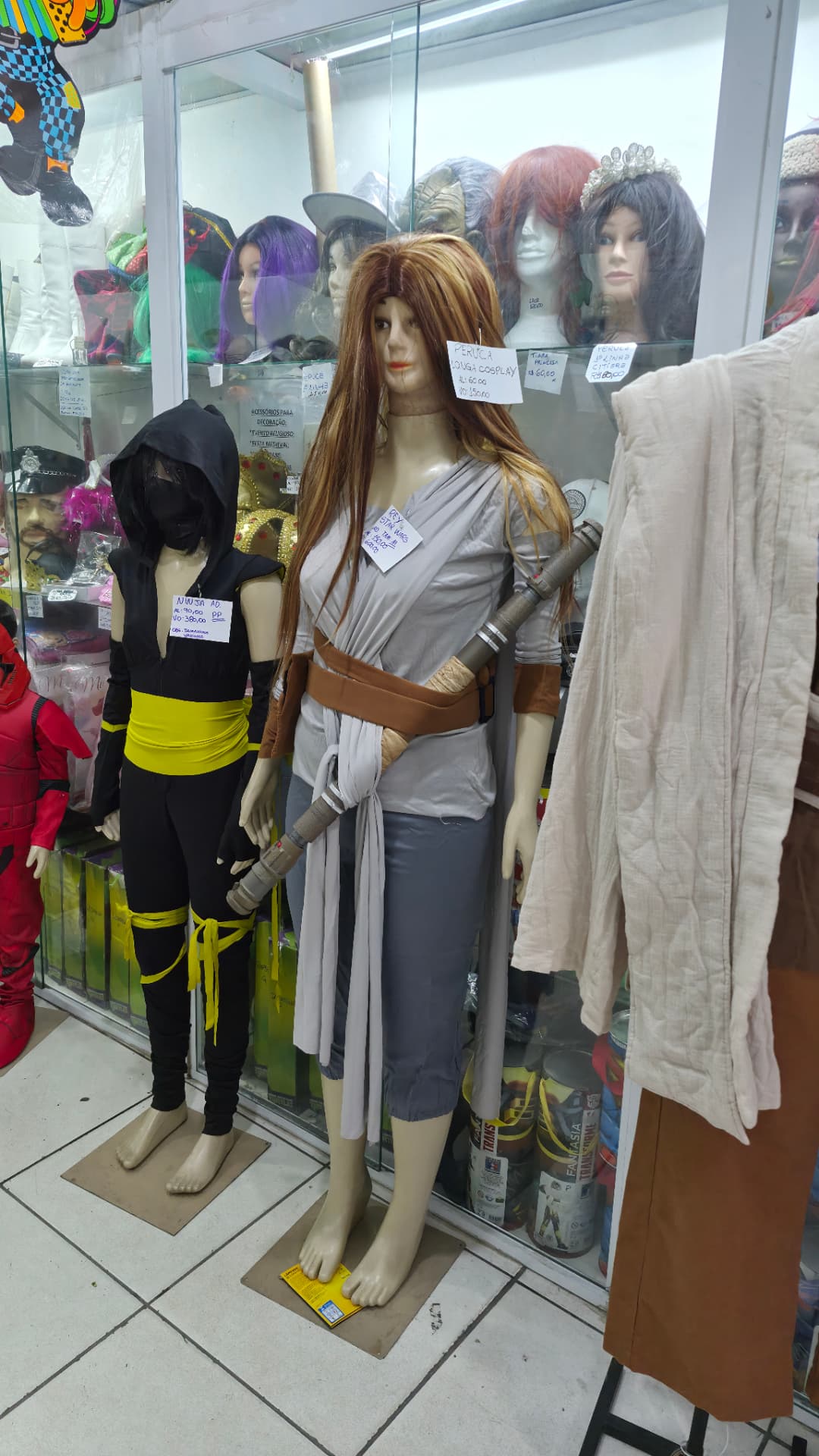 Fantasias adultas de ninja e de personagem com sabre de luz na loja