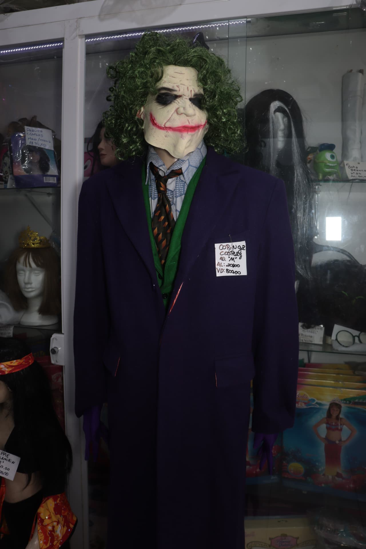 Fantasia cosplay do Coringa com máscara e terno roxo